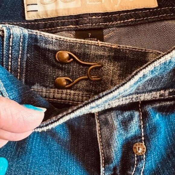 Enyce Y2K Denim Capri Medium Wash Distressed Look Dual Buckle Closure Jeans 7 - Picture 3 of 8